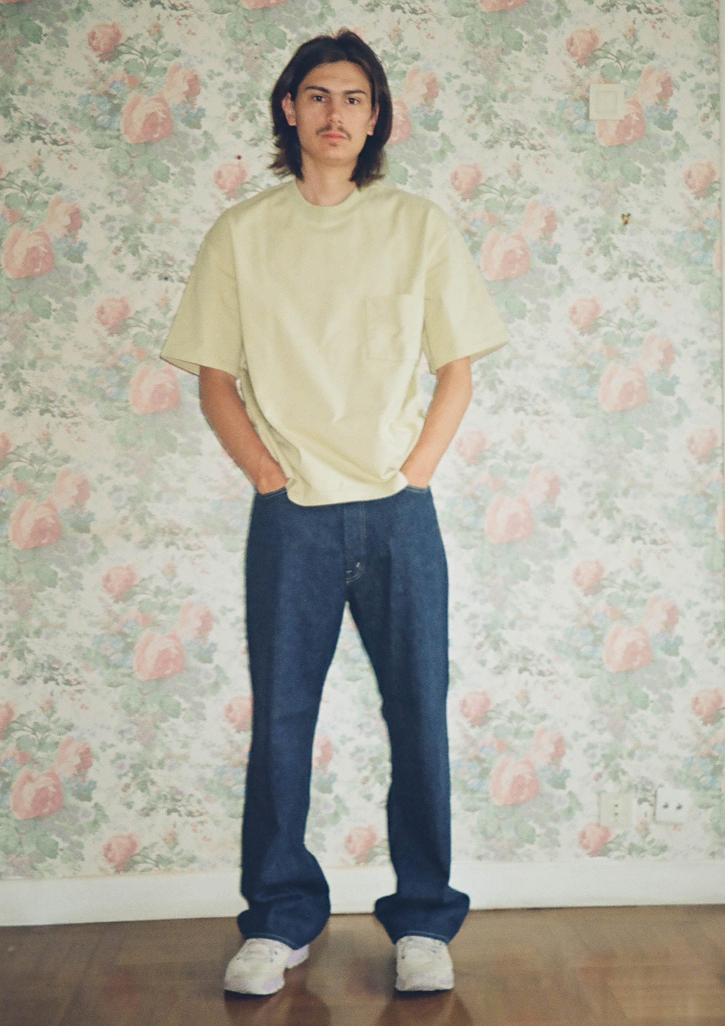 AURALEE - STAND-UP TEE LIGHT KHAKI