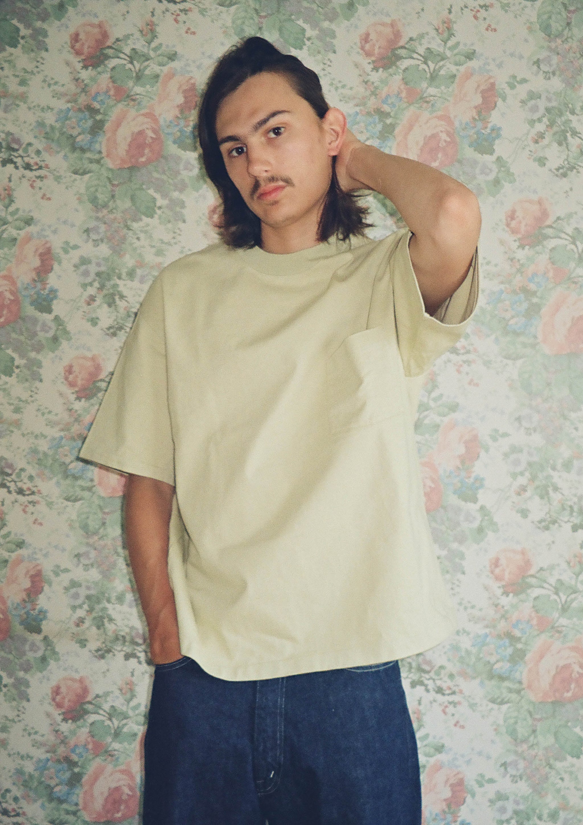 AURALEE - STAND-UP TEE LIGHT KHAKI